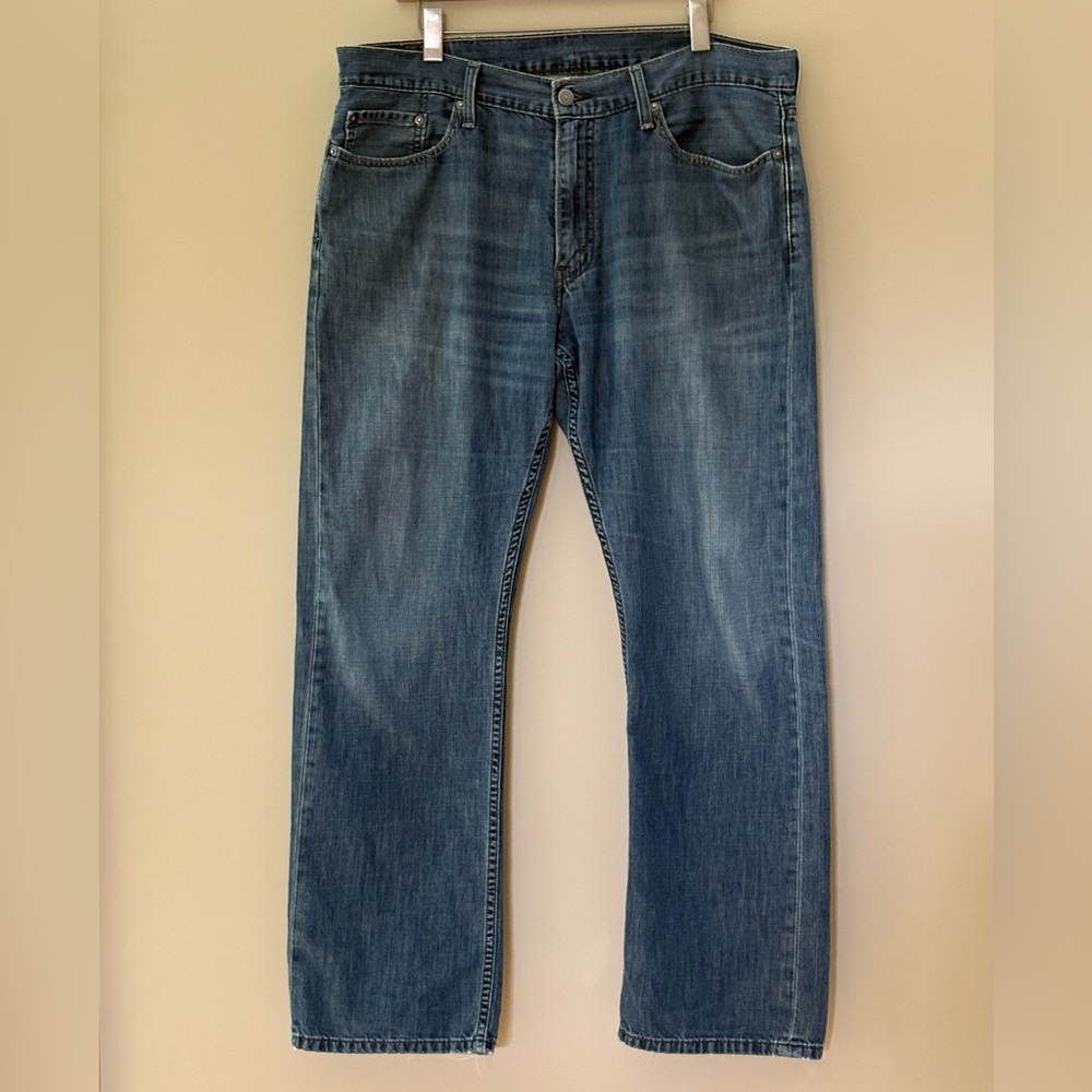 Levi’s Straight Cut Denim Jeans with Classic style: 514 Red tag